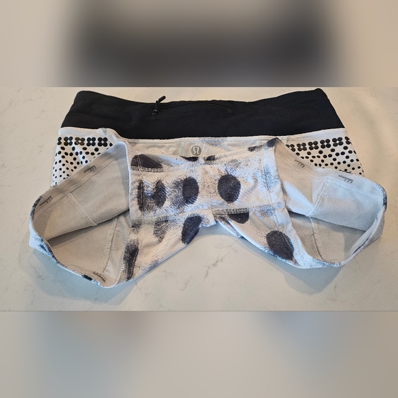 Lululemon shorts - Picture 4 of 6